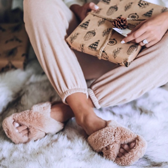 Shoes - Nude faux fur slipper slides crisscross straps
